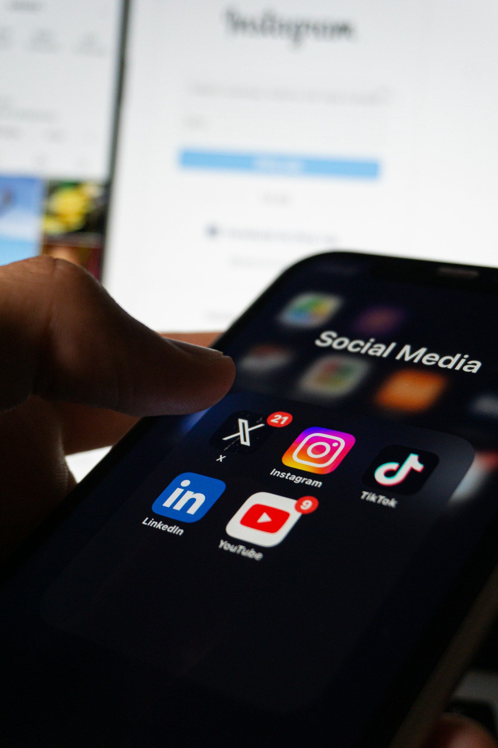 هاتف يعرض صفحة على وسائل التواصل الاجتماعي